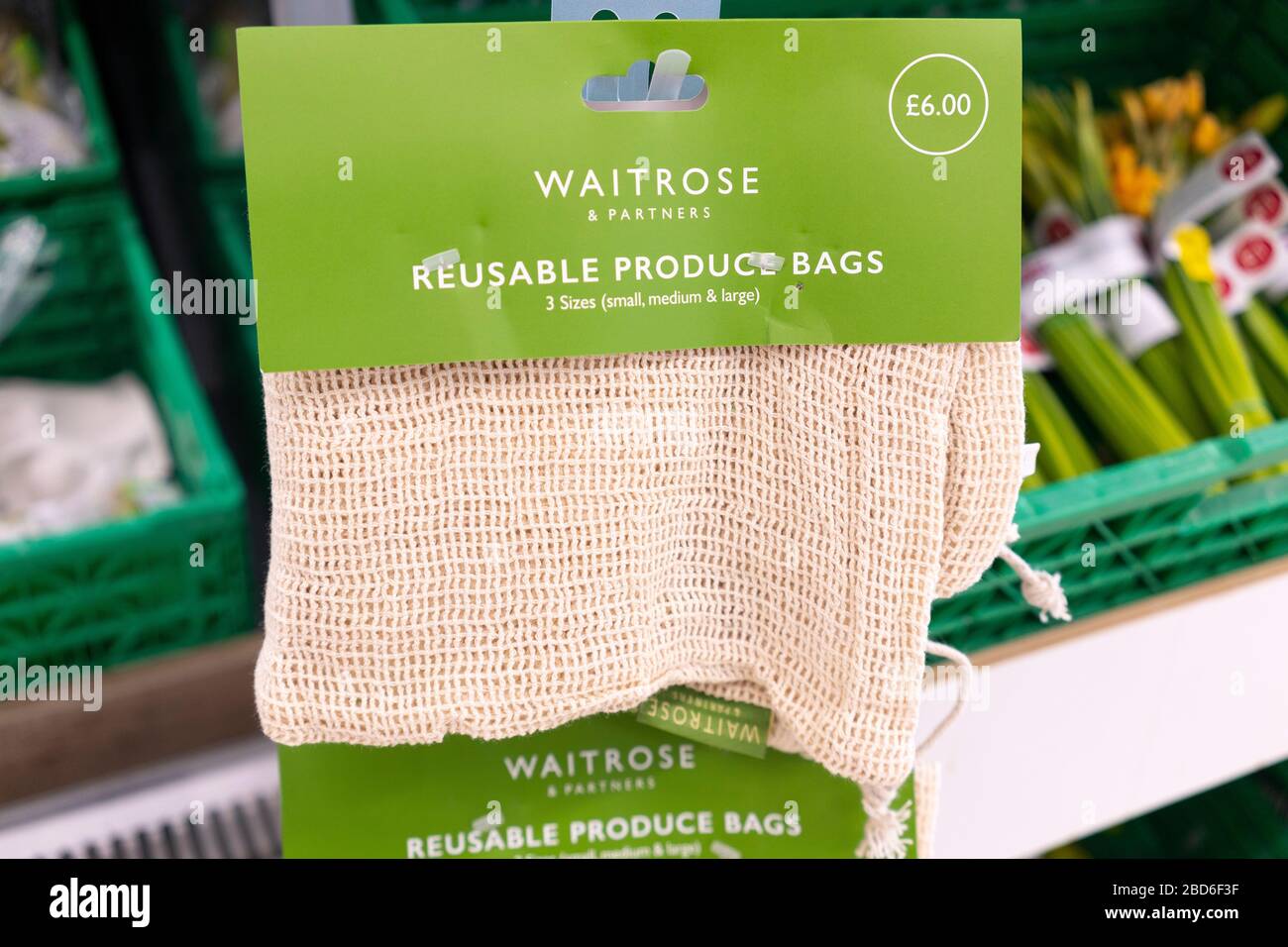 Wiederverwendbare Beutel im Waitrose Supermarket, die umweltfreundlich sind und Kunststoffabfälle reduzieren, Großbritannien Stockfoto