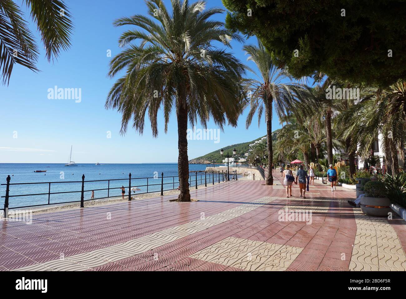 Die Promenade von Santa Eularia des Riu, Ibiza, Spanien, zeigt fast leer Touristen Stockfoto