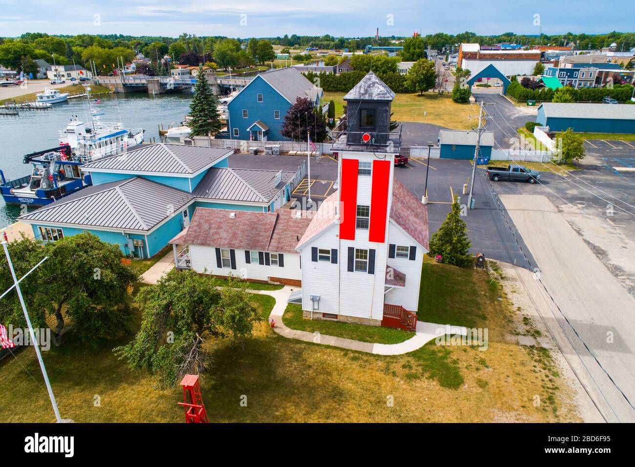 Cheboygan Michigan Front Range Light Lighthouse Tower mit einem leistungsstarken Licht, das an oder in der Nähe des Ufers gebaut wird, um Schiffe von Gefahren fernzuhalten Stockfoto