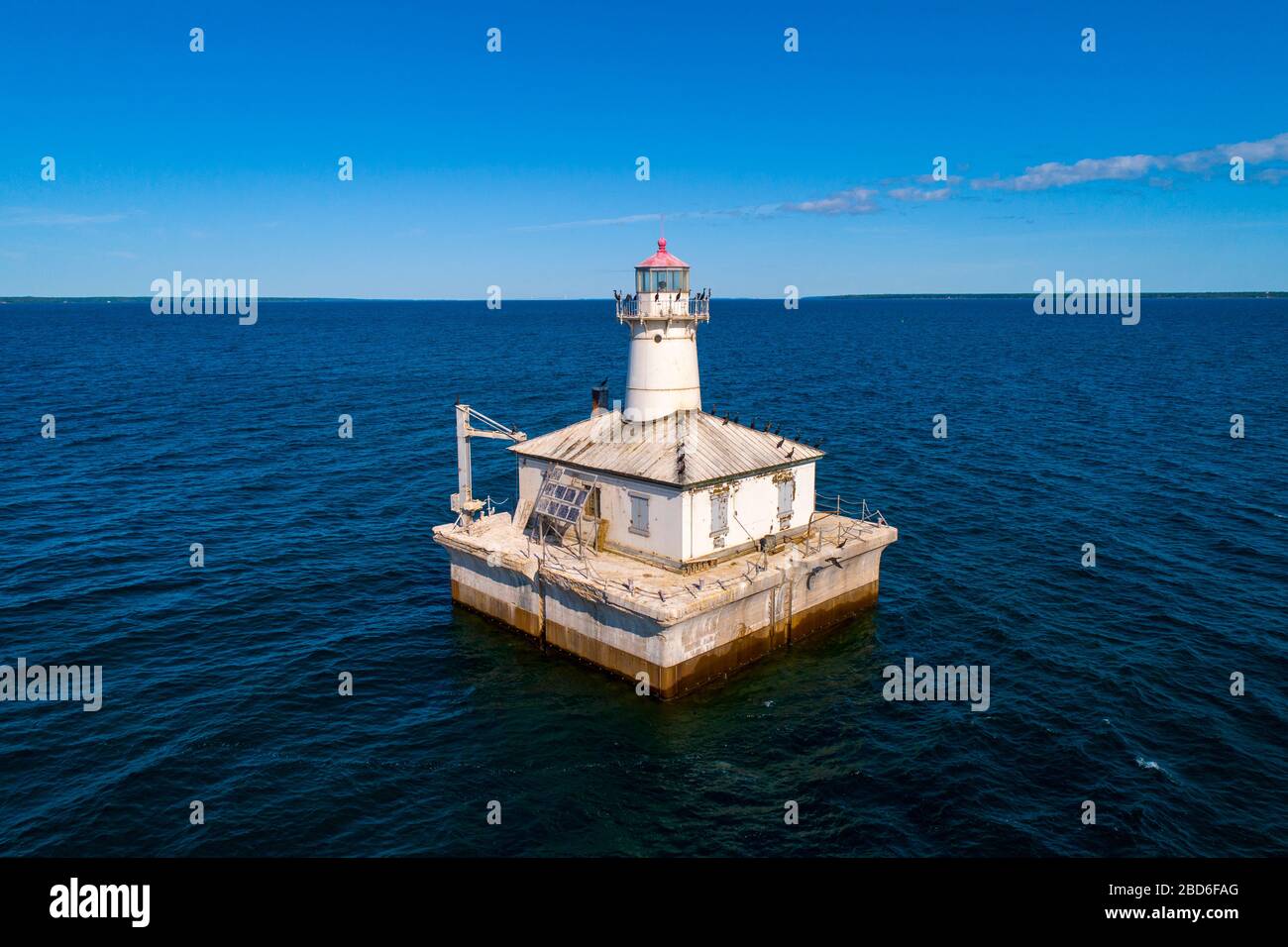 14 Fuß Schwarm im Cheboygan Michigan Lighthouse Tower mit einem kräftigen Licht, das an oder in der Nähe des Ufers gebaut wird, um Schiffe vor Gefahr zu führen Stockfoto