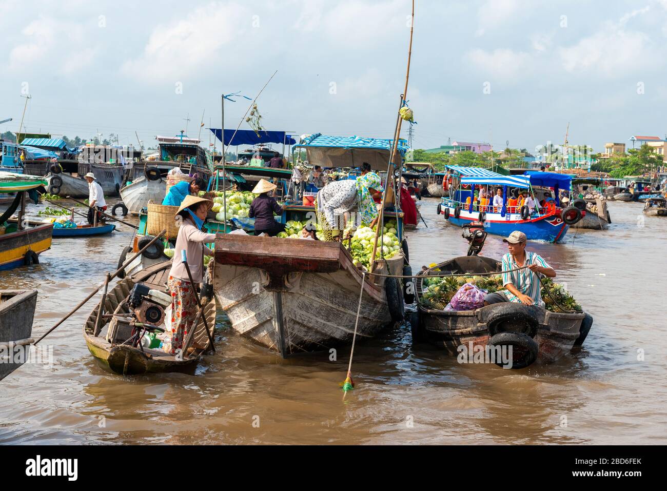 Boote und Menschen auf dem schwimmenden Markt Cai Rang, Provinz Can Tho, Vietnam Stockfoto