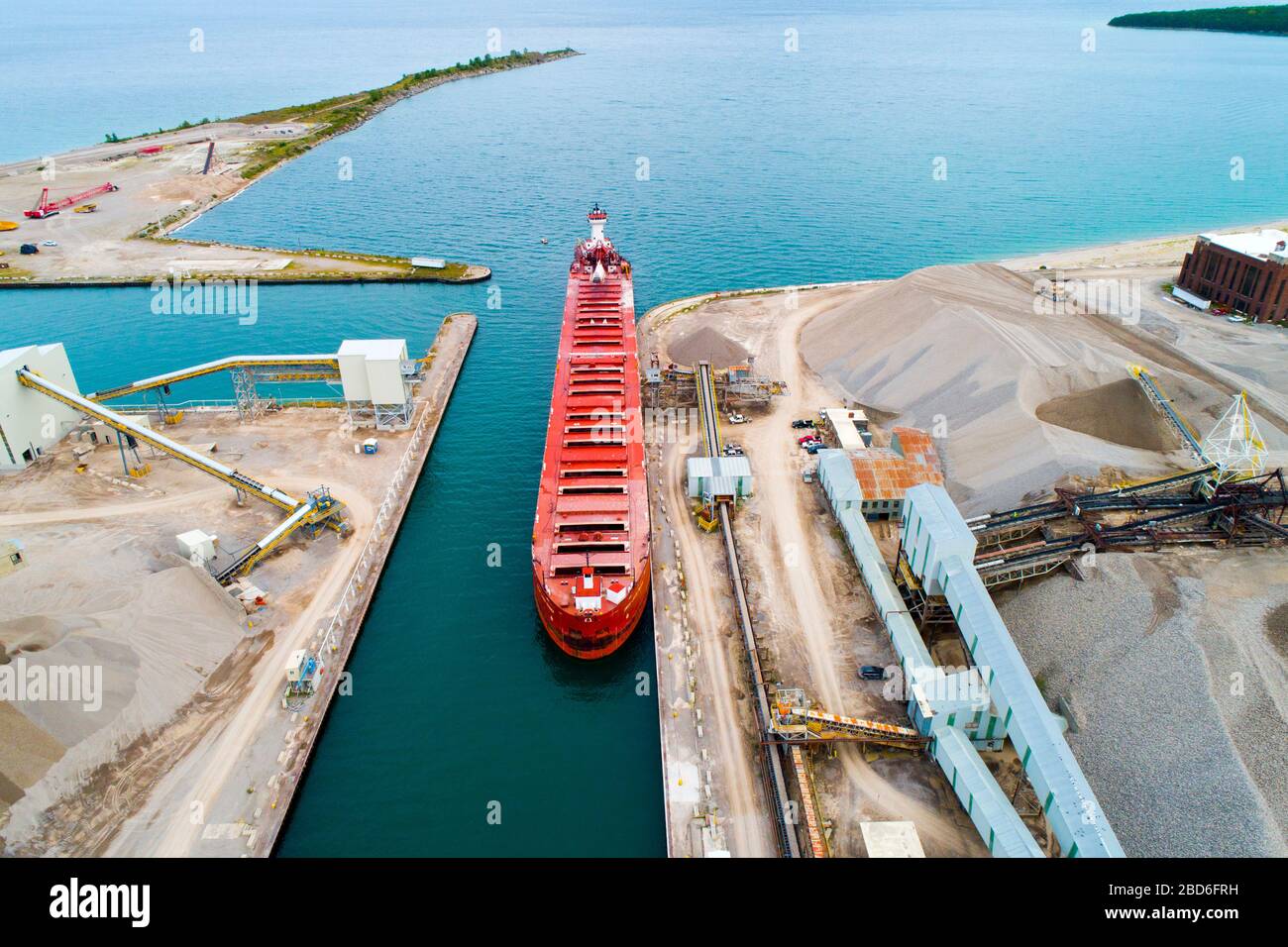 Frachtfrachter der Great Lakes, die Carmuse Calcit Kalksteinbruch Kalk laden und Rogers City Michigan auf dem Huronsee lagern Stockfoto