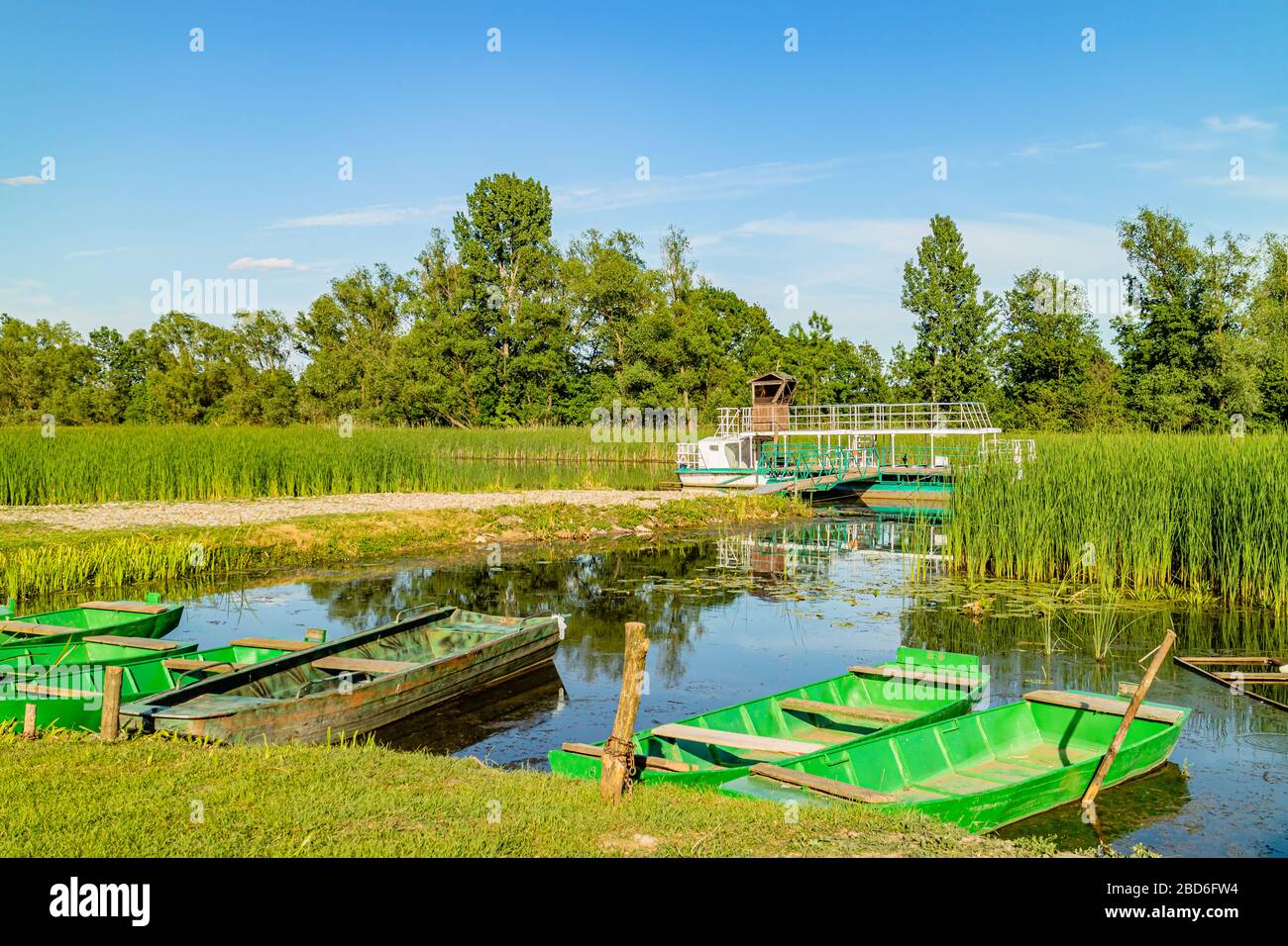 Boote und Flöße im Fluss Zasavica, Zasavica Nationalpark, Serbien. Mai 2017. Stockfoto