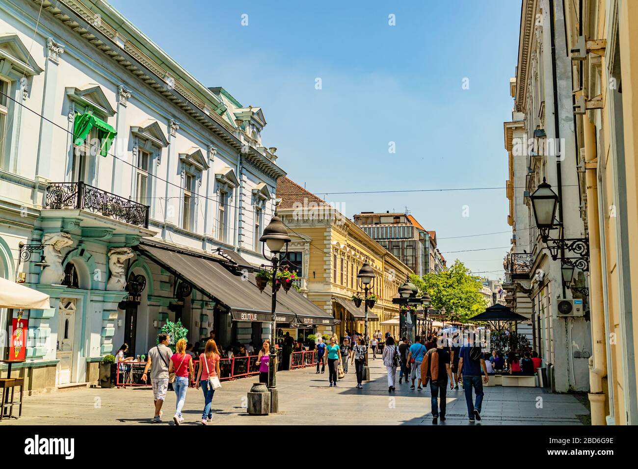 Kneza Mihaila, eine belebte Straße im Sommer in der Hauptstadt Belgrad, Serbien. Mai 2017. Stockfoto