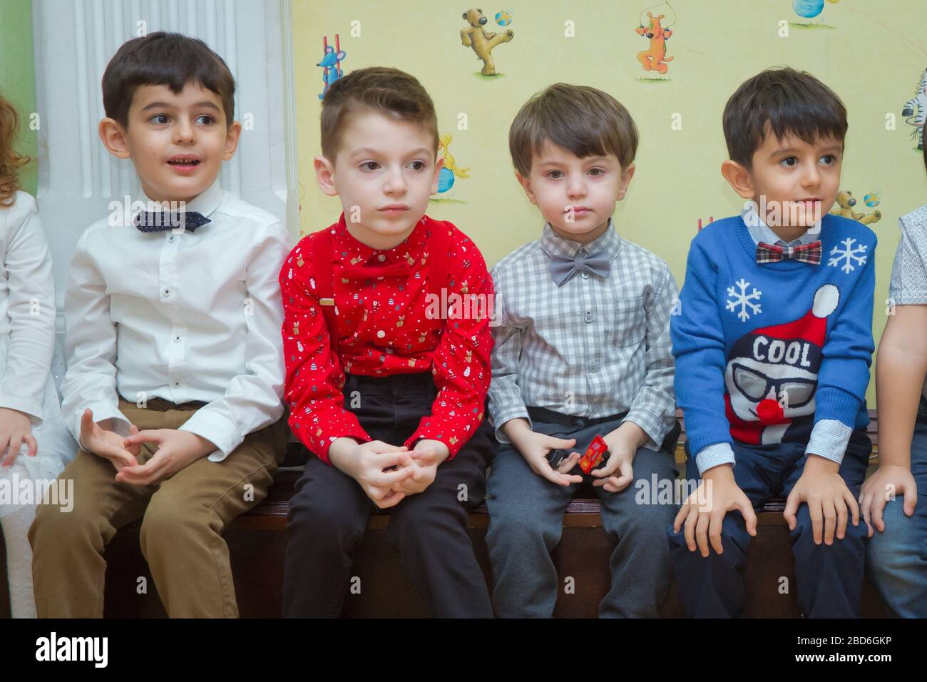 Neujahrsfeier im Kindergarten mit DED Moroz Großvater Frost und Snow-Maiden. Kleine Kinder spielen. Weihnachtsmann im Neujahrsurlaub Stockfoto