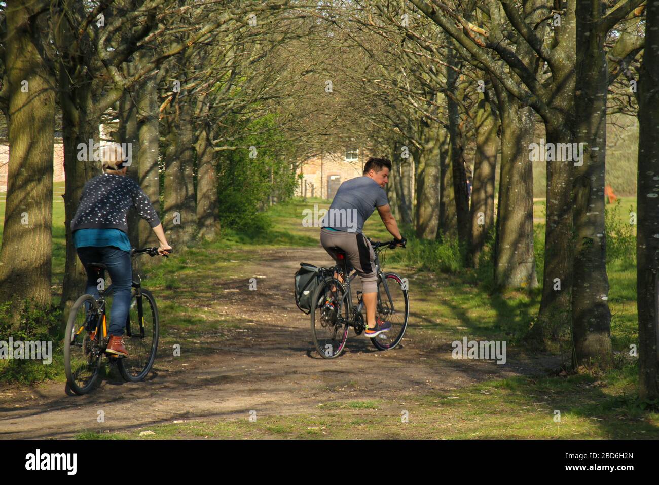 Wanstead Park, London, Großbritannien - 07. April 2020: Die Menschen radeln im Wanstead Park und beobachten die soziale Distanzierung an einem sonnigen Dienstagnachmittag während des UK Lockdown. Die Regierung hat der Öffentlichkeit geraten, aufgrund der Covid-19-Pandemie zu Hause in ganz Großbritannien zu bleiben, aber für wichtige Reisen für Grundlagen und Bewegung. Fotos: David Mbiyu/Alamy Live News Stockfoto