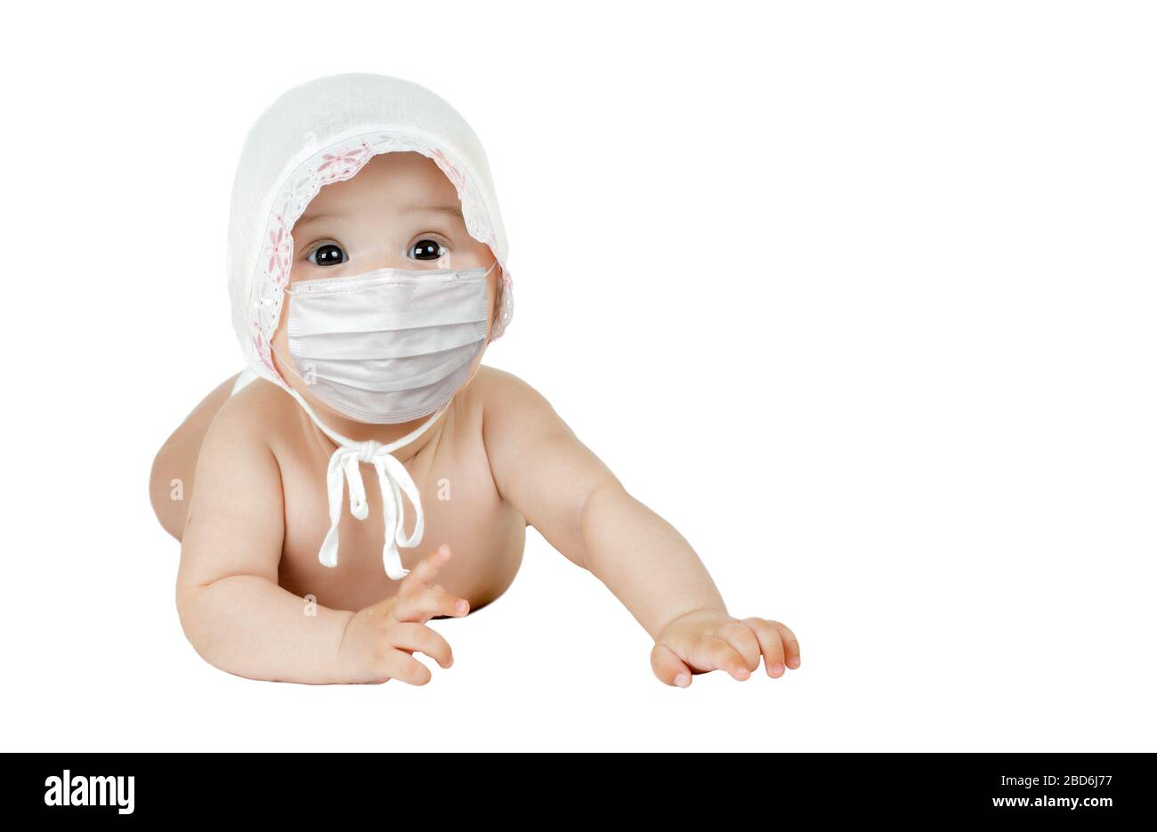 Kleines Baby in medizinischer Maske, auf weißem Hintergrund, isoliert. Konzept Covid-19 Coronavirus Pandemie Stockfoto