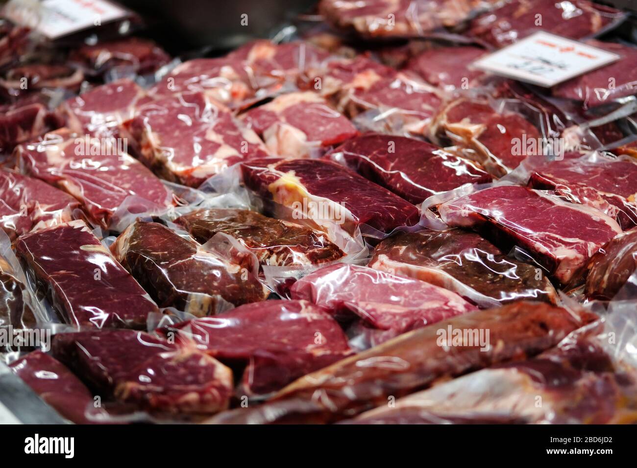 Rindfleisch, Kalbfleisch, Lammfleisch, frische Rohsteaks werden im Vakuum verpackt und auf dem Markt verkauft. Stockfoto