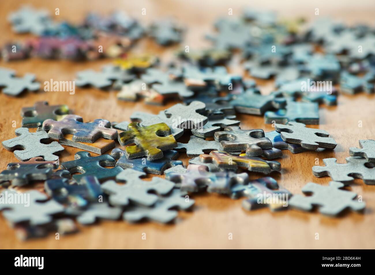 Pappe Puzzleteile in Nahaufnahme. Makrofotografie eines Puzzles. Stockfoto