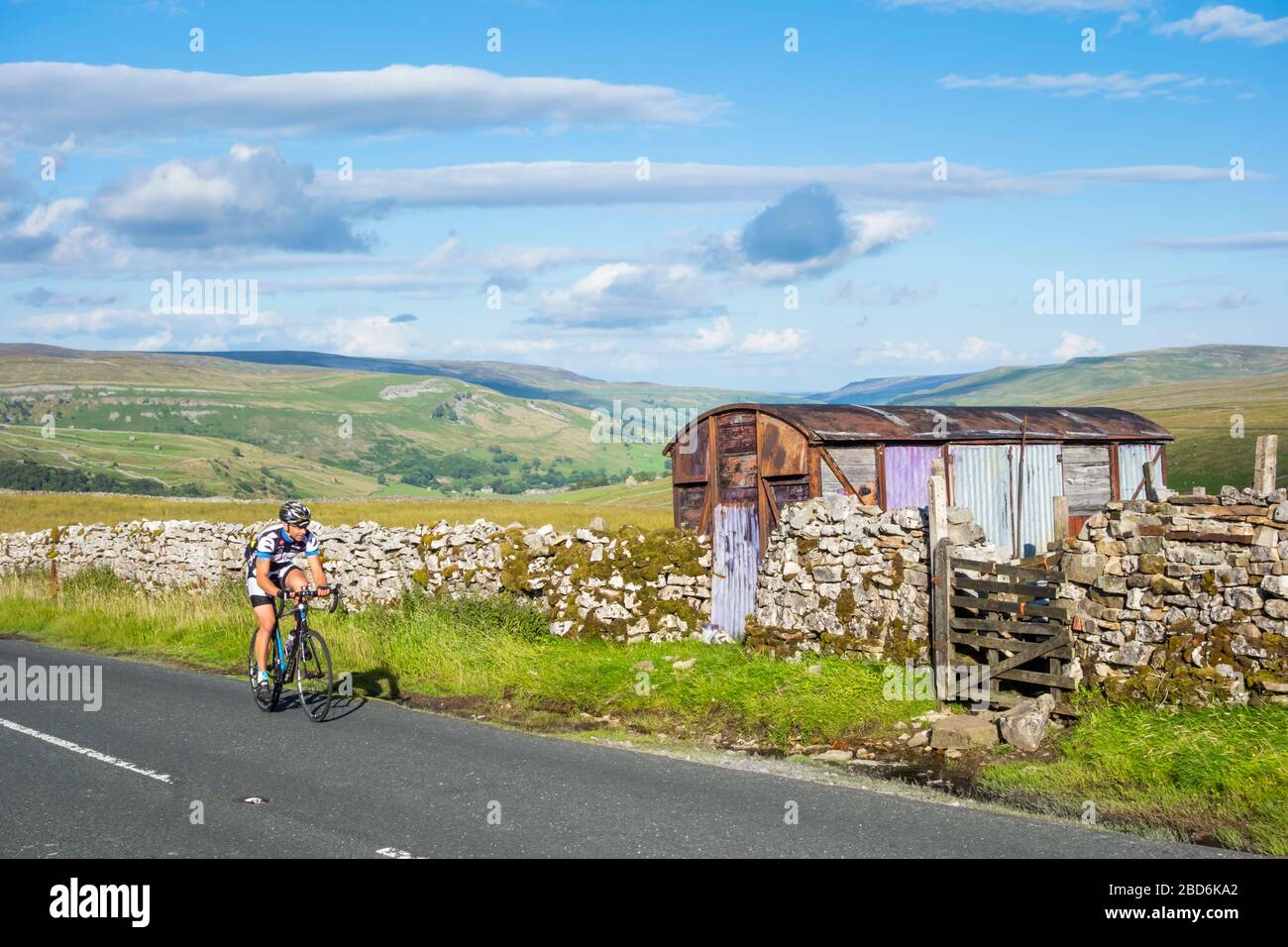 Radfahrer, der den Butterwbs Pass bestiegen hat Yorkshire Dales National Park. GROSSBRITANNIEN. Stockfoto Radfahrer, der den Butterwbs Pass bestiegen hat Yorkshire Dales National Park. GROSSBRITANNIEN. Stockfoto