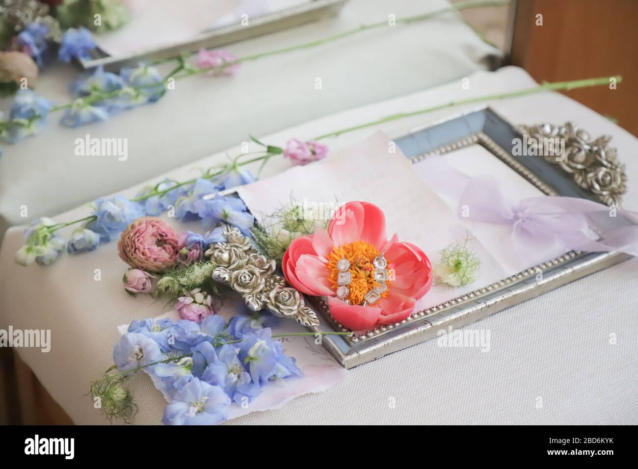 Hochzeitssymbole, Attribute. Feiertagsfeier. Gegenstände auf einem goldenen Tablett Stockfoto