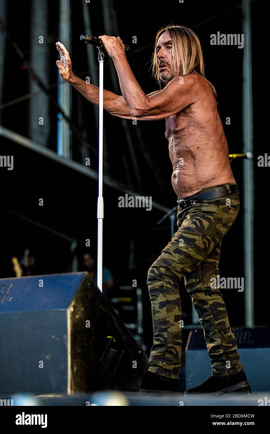 Dichte, Dänemark. Juni 2018. Die amerikanische Sänger-, Musiker- und  Rocklegende Iggy Pop führt ein Live-Konzert während des dänischen  Musikfestivals Tinderbox 2018 in Dichte auf. (Foto: Gonzales Foto - lasse  Lagoni Stockfotografie - Alamy