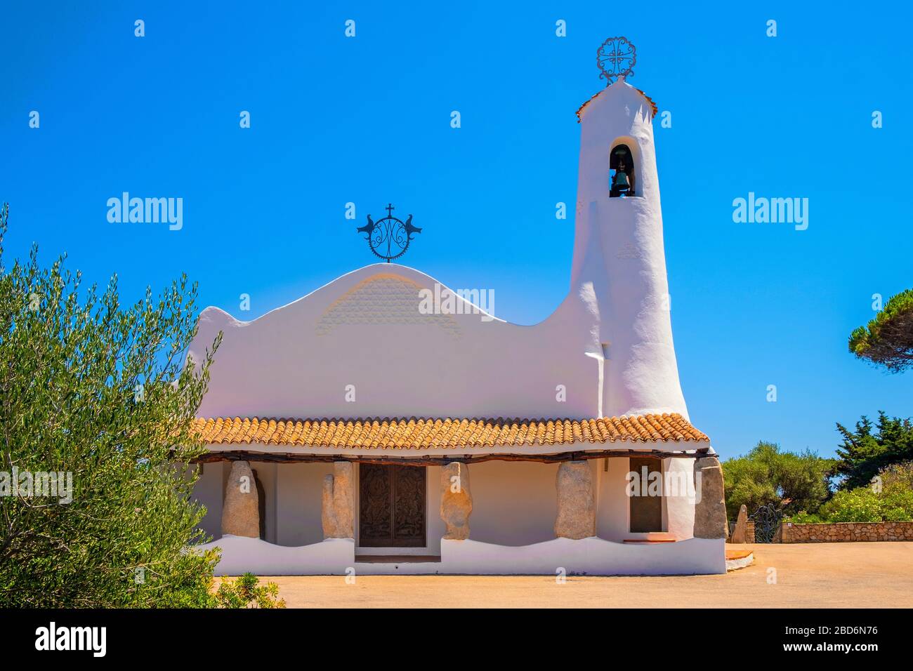 Porto Cervo, Sardinien/Italien - 2019/07/20: Kirche Chiesa Stella Maris mit Blick auf den Hafen und die Residenzen des Ferienortes Porto Cervo an der Costa Smeralda Stockfoto