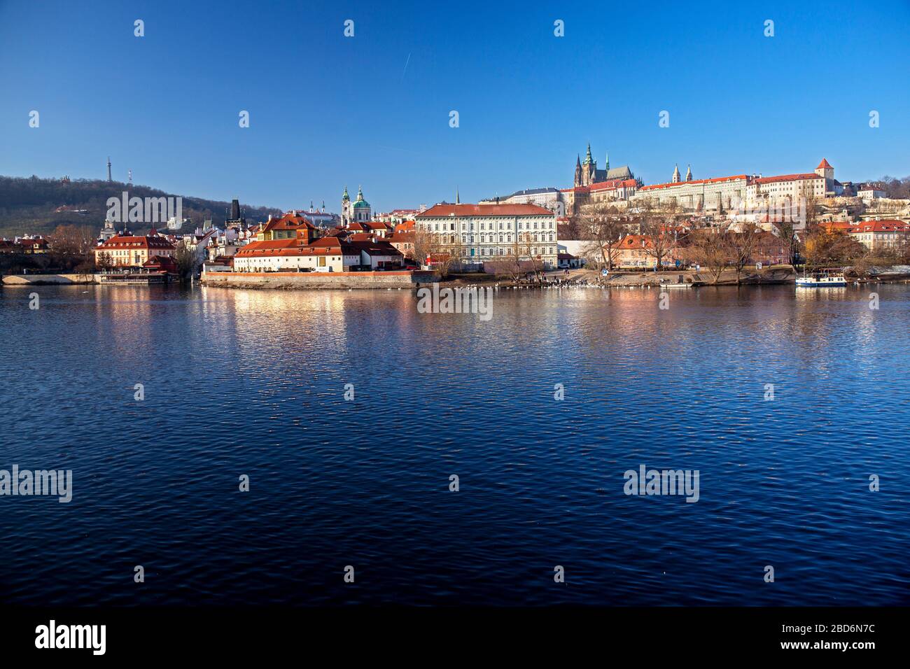 Blick über die Moldau auf die Prager Burg (Hradschin), Prag, Tschechische Republik Stockfoto