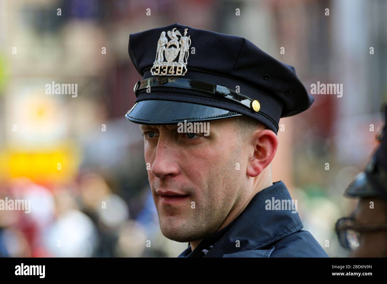 NYPD Polizeibeamter mit Spitzenmütze in Manhattan; New York City, Vereinigte Staaten von Amerika Stockfoto