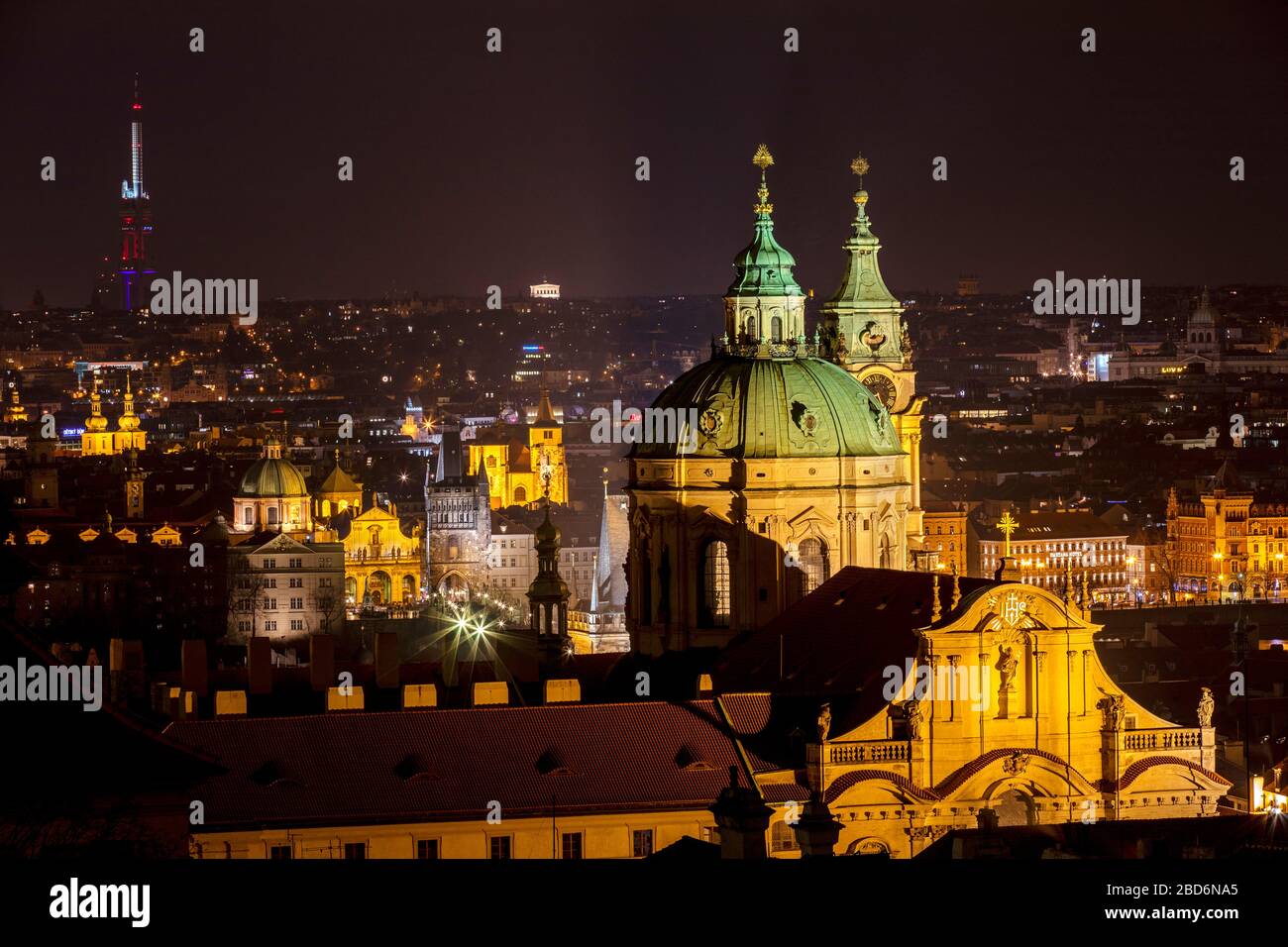 Nachtaufnahme der Prager Altstadt mit Sankt Nikolaus Kirche und Karlsbrücke Stockfoto
