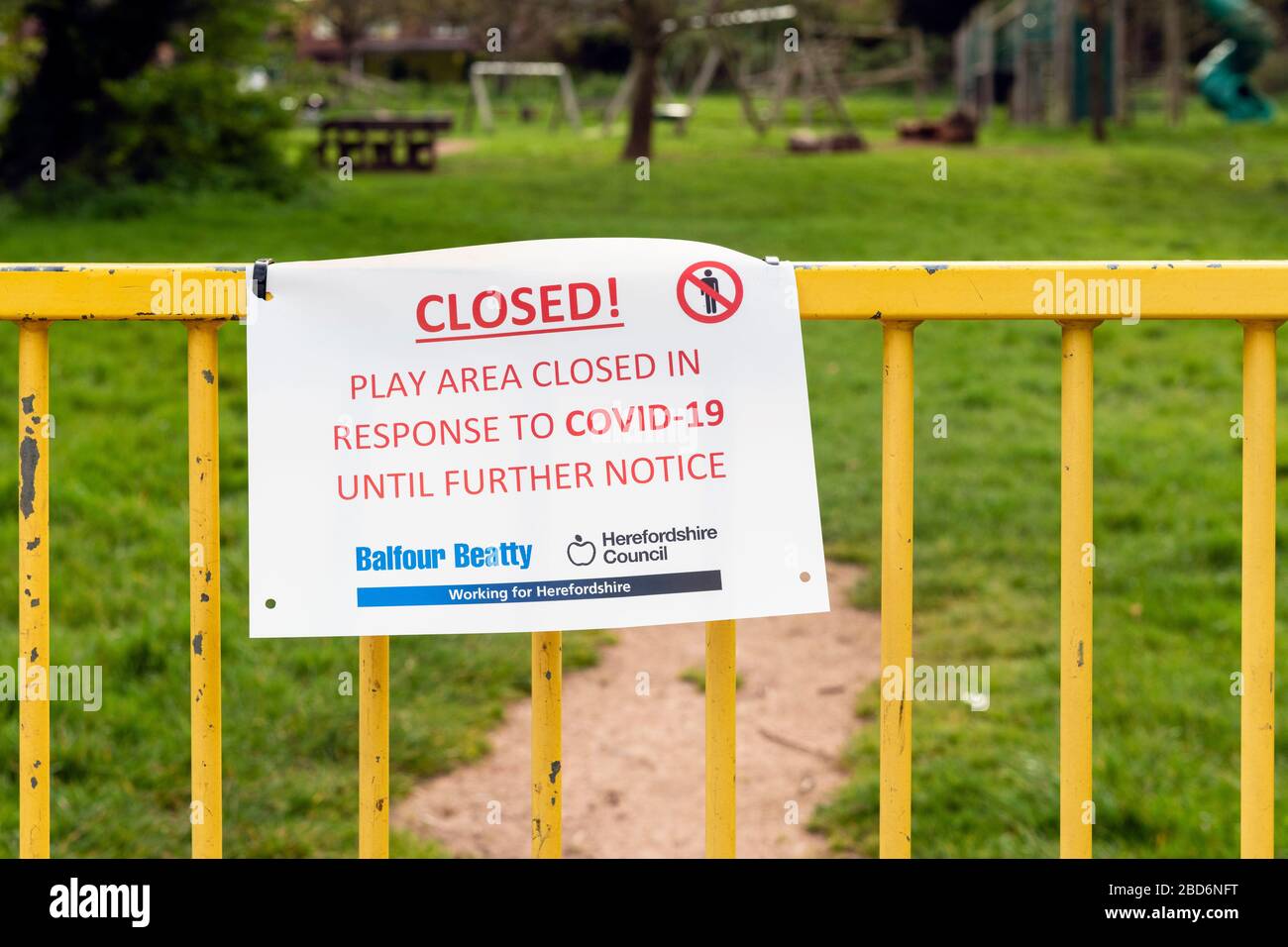 Spielplatz als Reaktion auf Coronavirus Covid-19, Großbritannien geschlossen. Spielbereich in Lockdown, England. Stockfoto