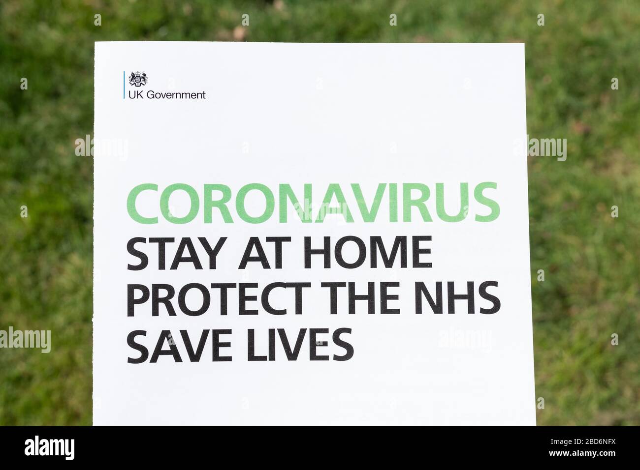 Coronavirus Stay at Home Protect the NHS Save Lives - Informationsblatt der britischen Regierung über die Coronavirus Covid-19-Pandemie, April 2020 Stockfoto