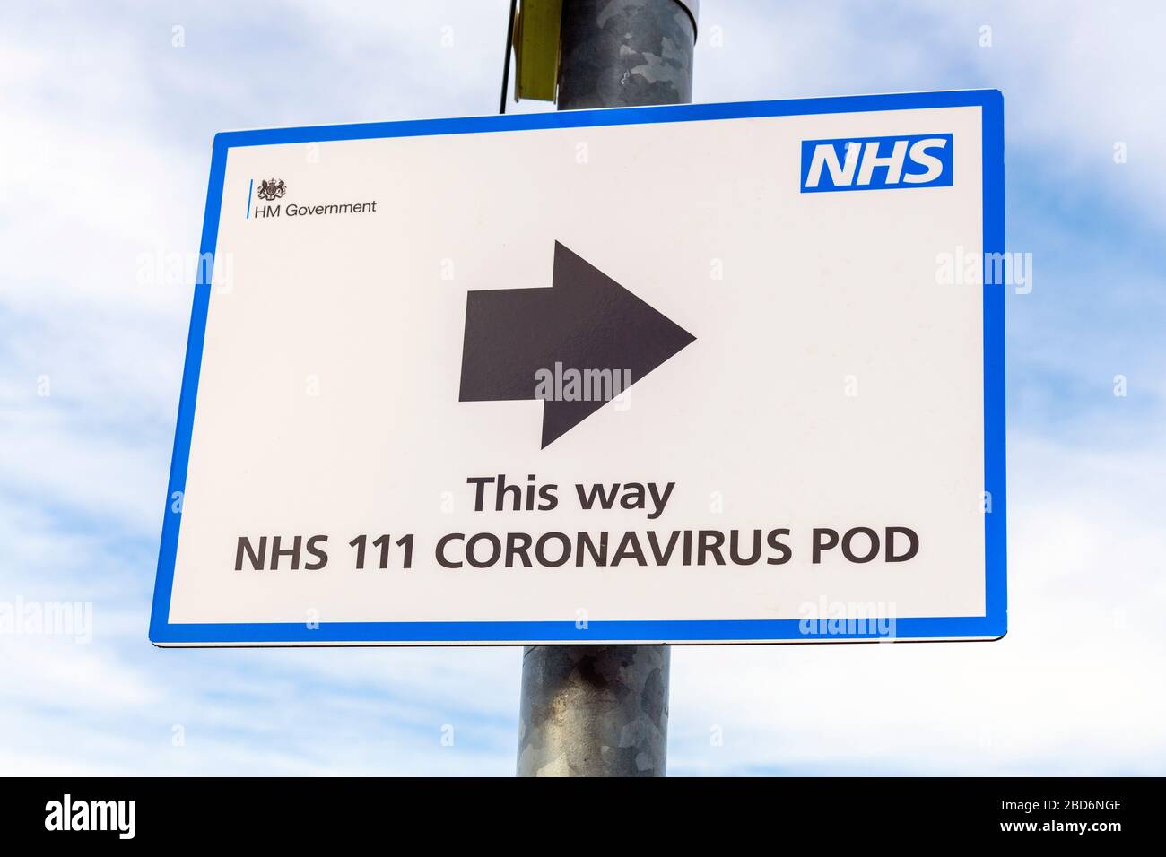 Coronavirus UK NHS-Zeichen, das den Weg zur Covid19-Bewertungsgruppe zeigt, England. Stockfoto