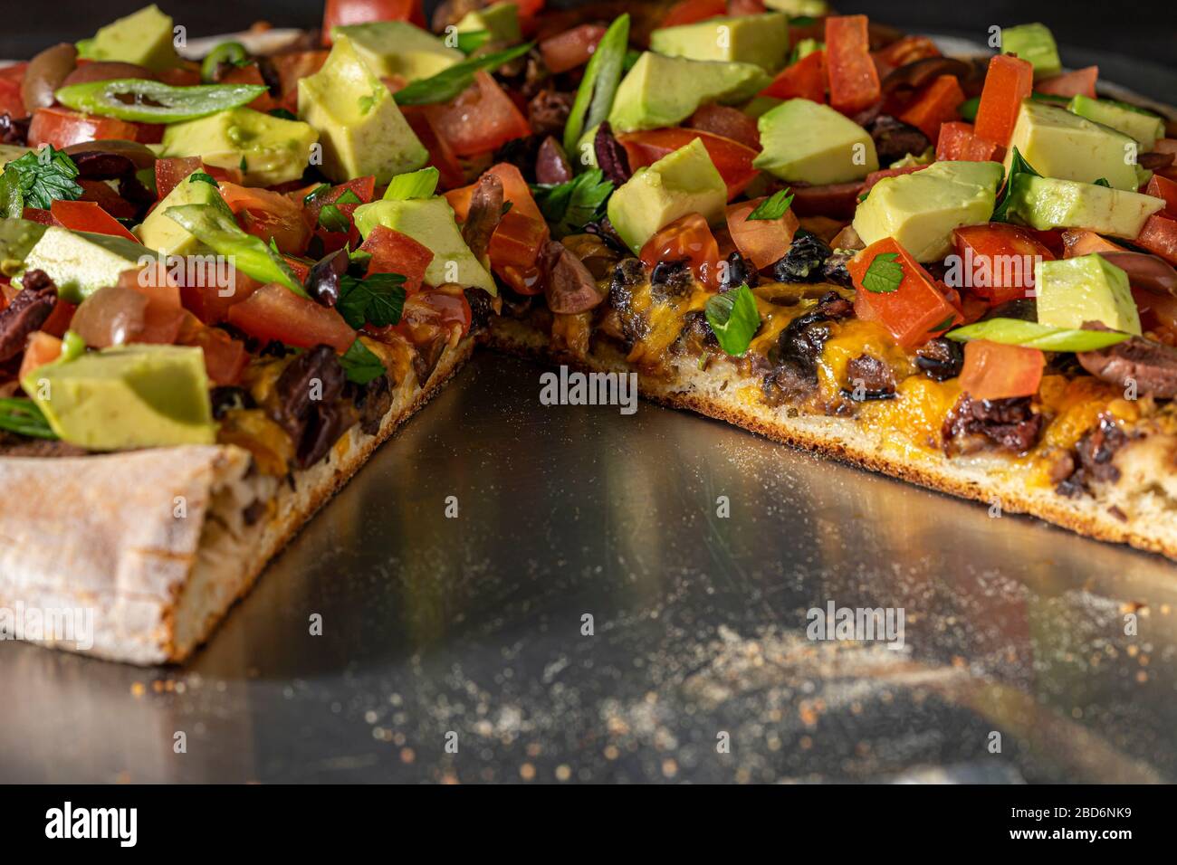 Taco Pizza auf Pizza aus Stahl. Stockfoto