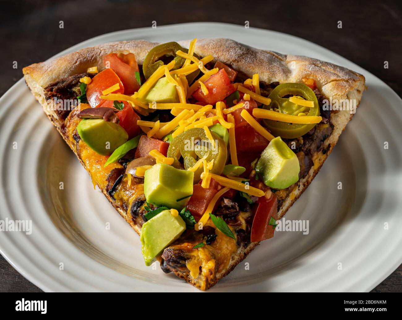 Slice Taco Pizza auf weißem Teller. Stockfoto