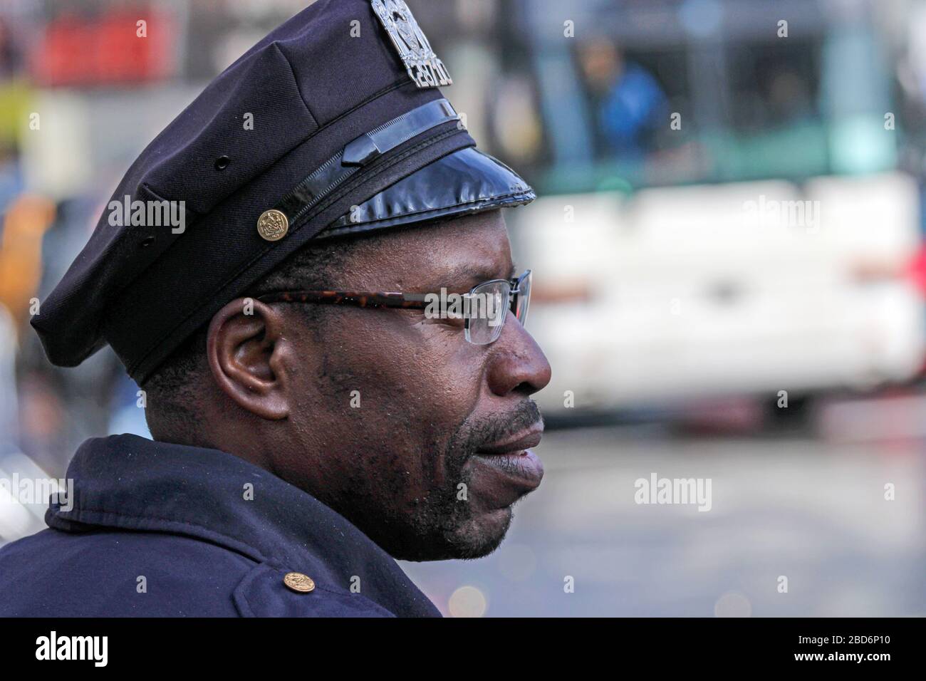 Seitenprofil des NYPD-Polizeibeamten mit einer Höchstgrenze in Manhattan, New York City, Vereinigte Staaten von Amerika Stockfoto