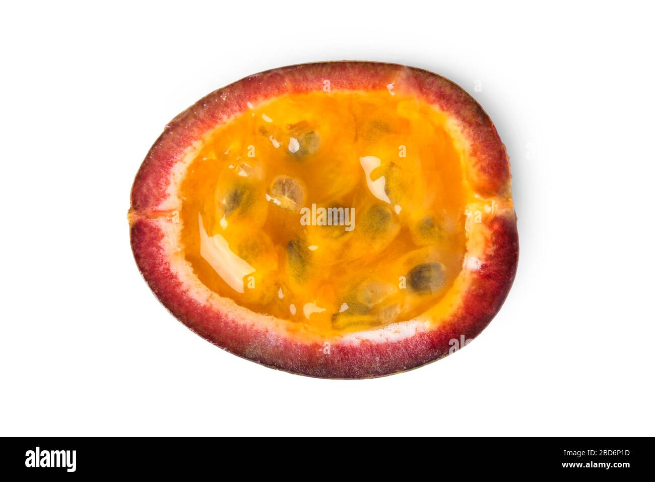 Schneiden Sie reife Passionsfrucht isoliert auf Weiß Stockfoto
