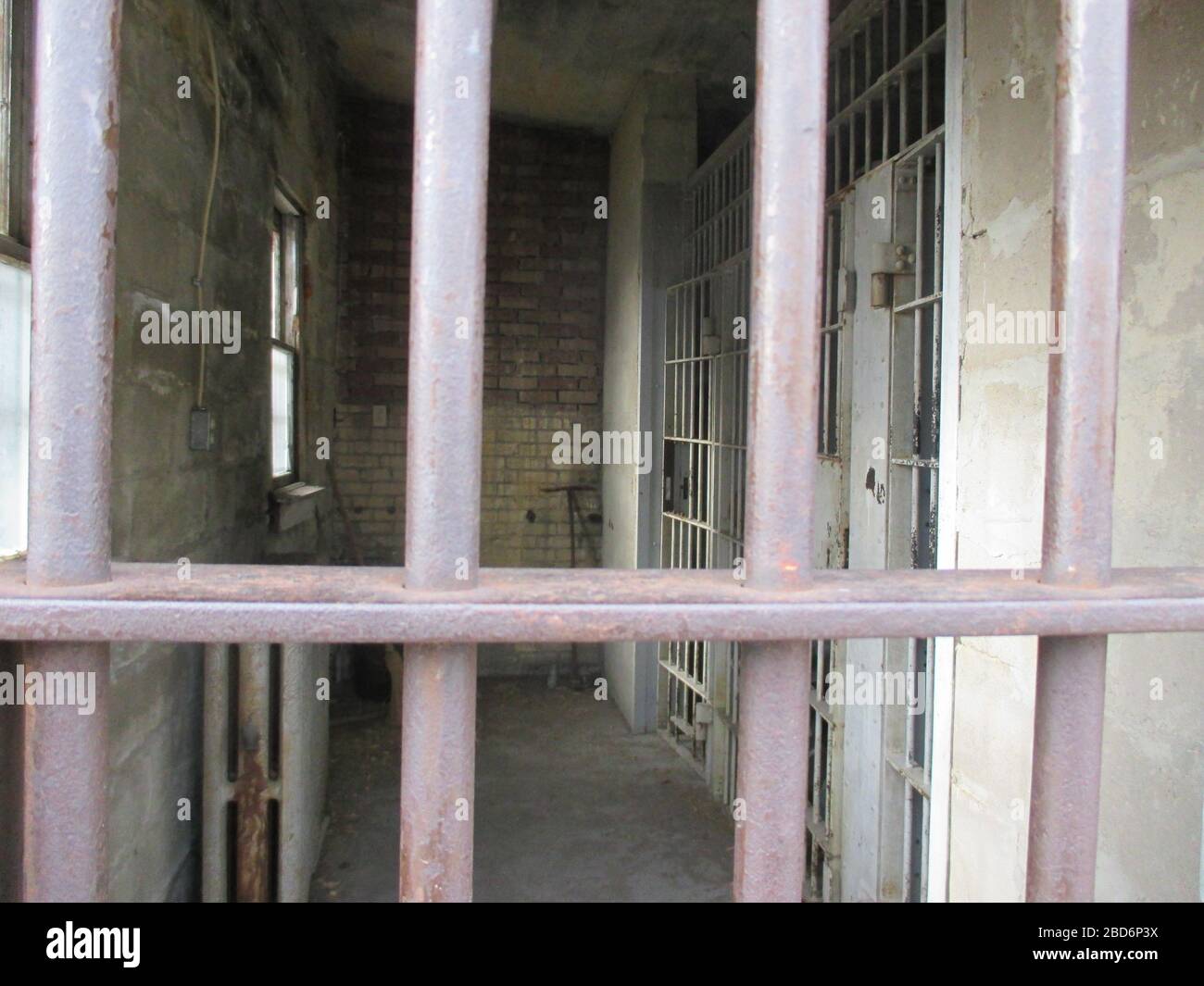 Das Innere eines alten kleinen Gefängnisses in Eureka Utah. Dieses Bild wurde draußen aufgenommen und schaute hinein. Stockfoto