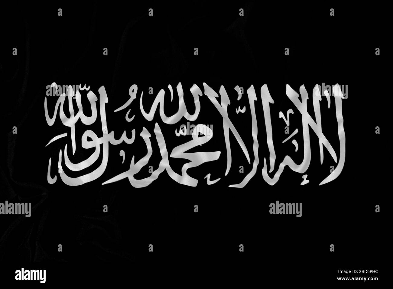 Dschihadistische Flagge, die von den taliban angenommen wurde, und der Hintergrund der Seidentextur von Al-Qaida. Stockfoto