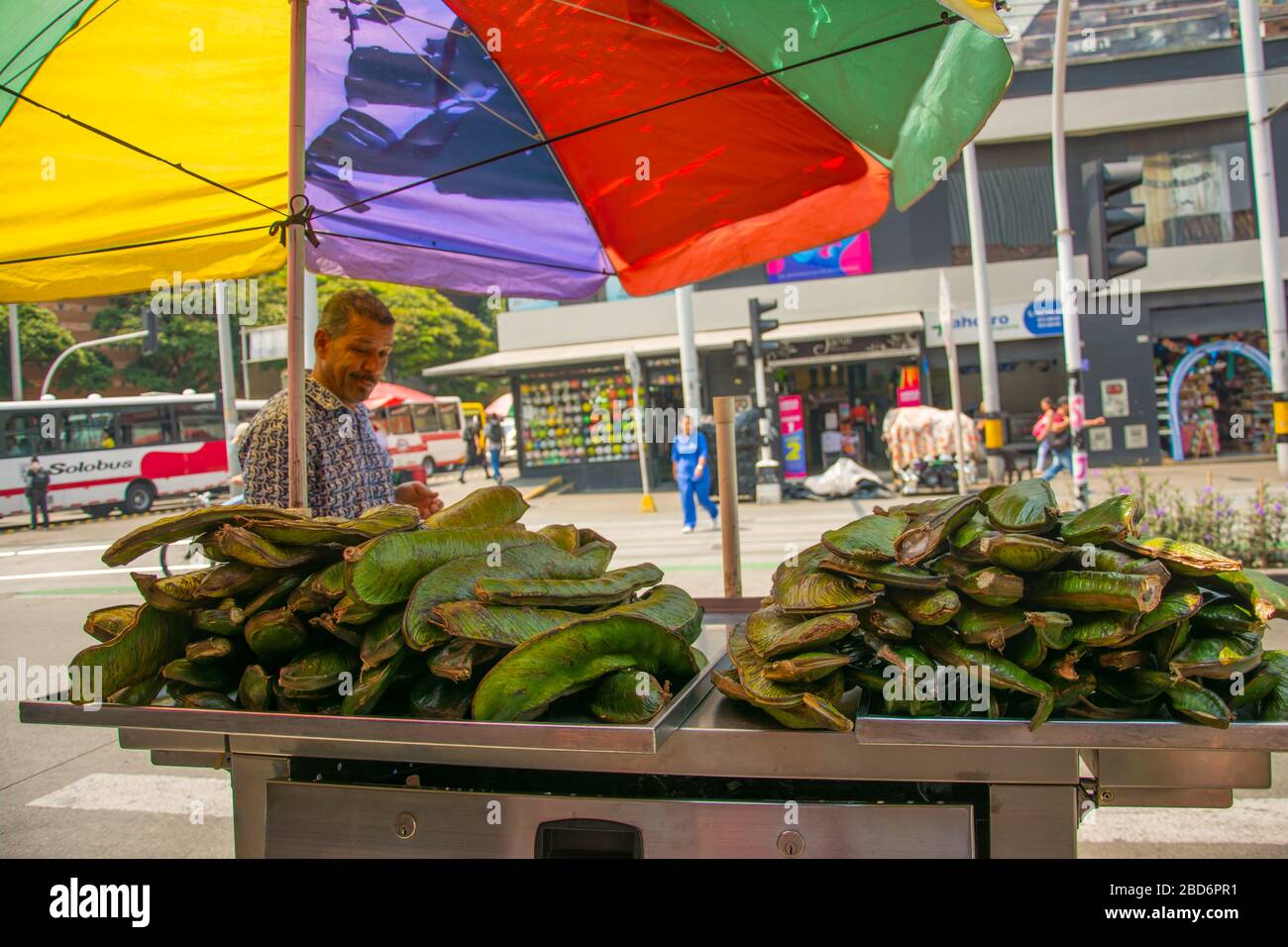 Medellin, Kolumbien - 18. März 2020: Informelle Arbeiter, die während der Quarantäne Lebensmittel auf der Straße verkaufen Stockfoto
