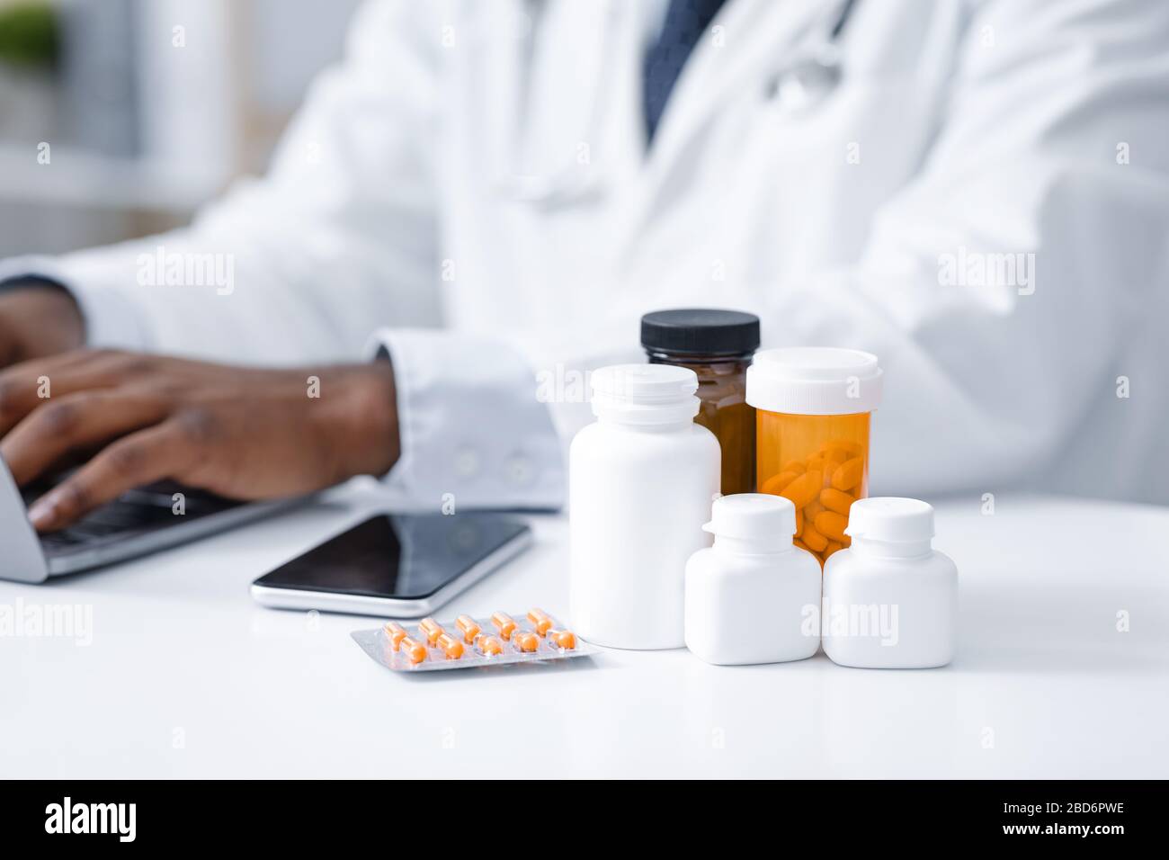Nahaufnahme verschiedener Arten von Medikamenten auf dem Tisch des Arztes Stockfoto