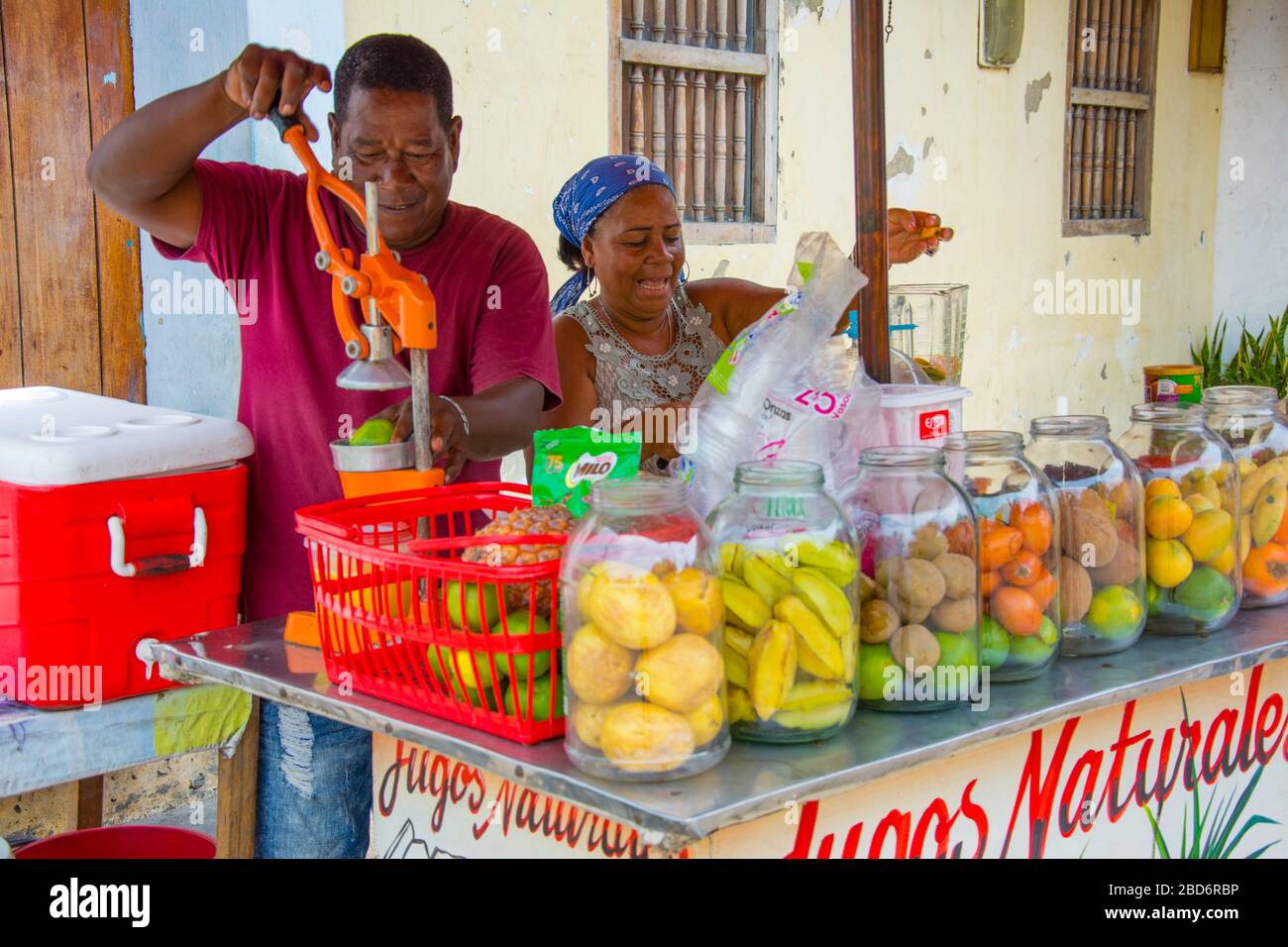 Cartagena, Kolumbien - 8. März 2020: Informelle Arbeiter, die Lebensmittel auf den Straßen verkaufen Stockfoto