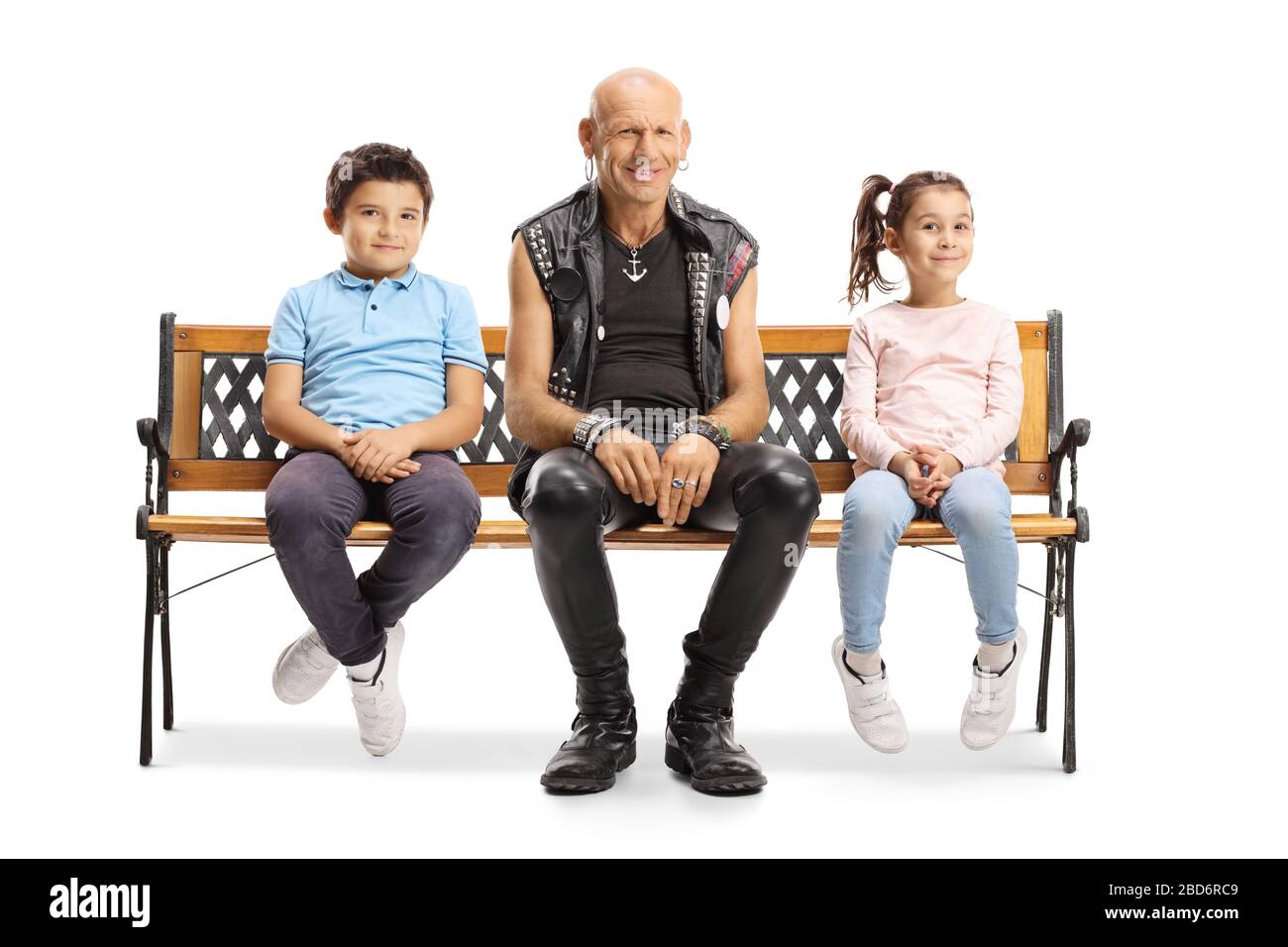 Auf einer Bank sitzender Punk zwischen einem kleinen Jungen und einem Mädchen isoliert auf weißem Hintergrund Stockfoto