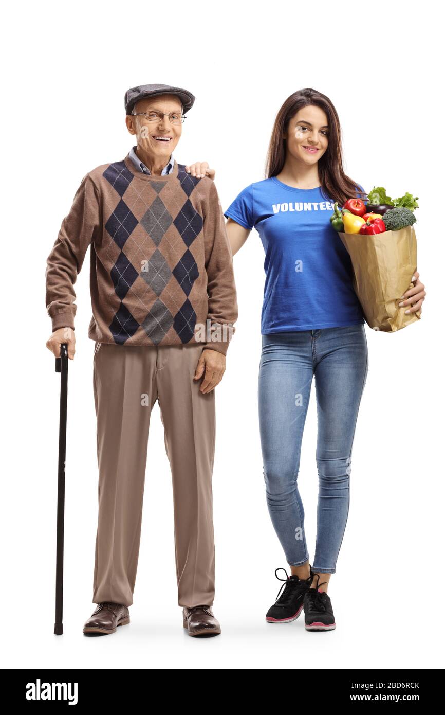 Das Porträt eines älteren Mannes, der mit einem weiblichen Freiwilligen steht und seine Einkaufstasche auf weißem Hintergrund trägt Stockfoto