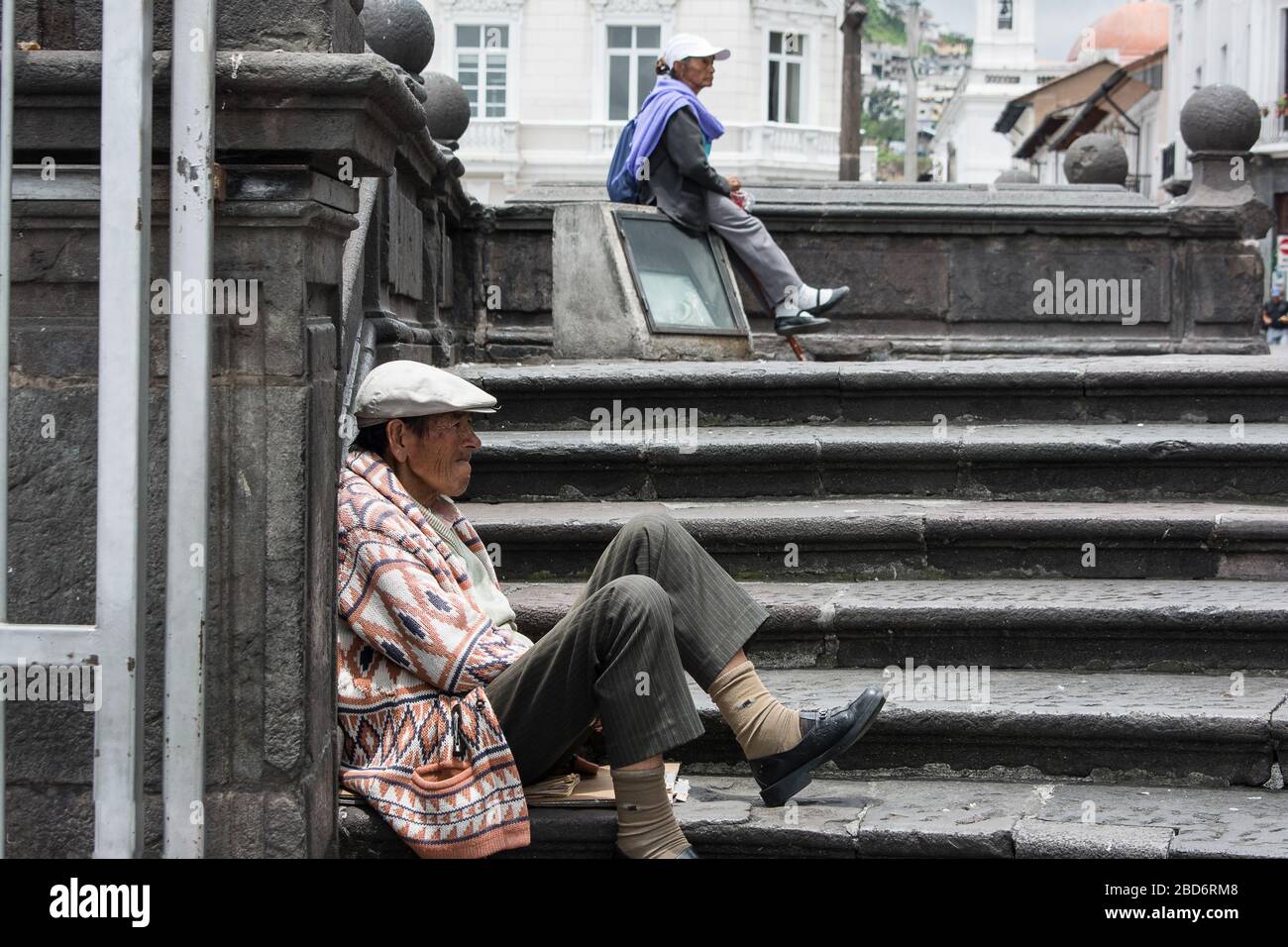 Quito, Ecuador - 20. April 2018: Ältere Obdachlose auf den Straßen Stockfoto