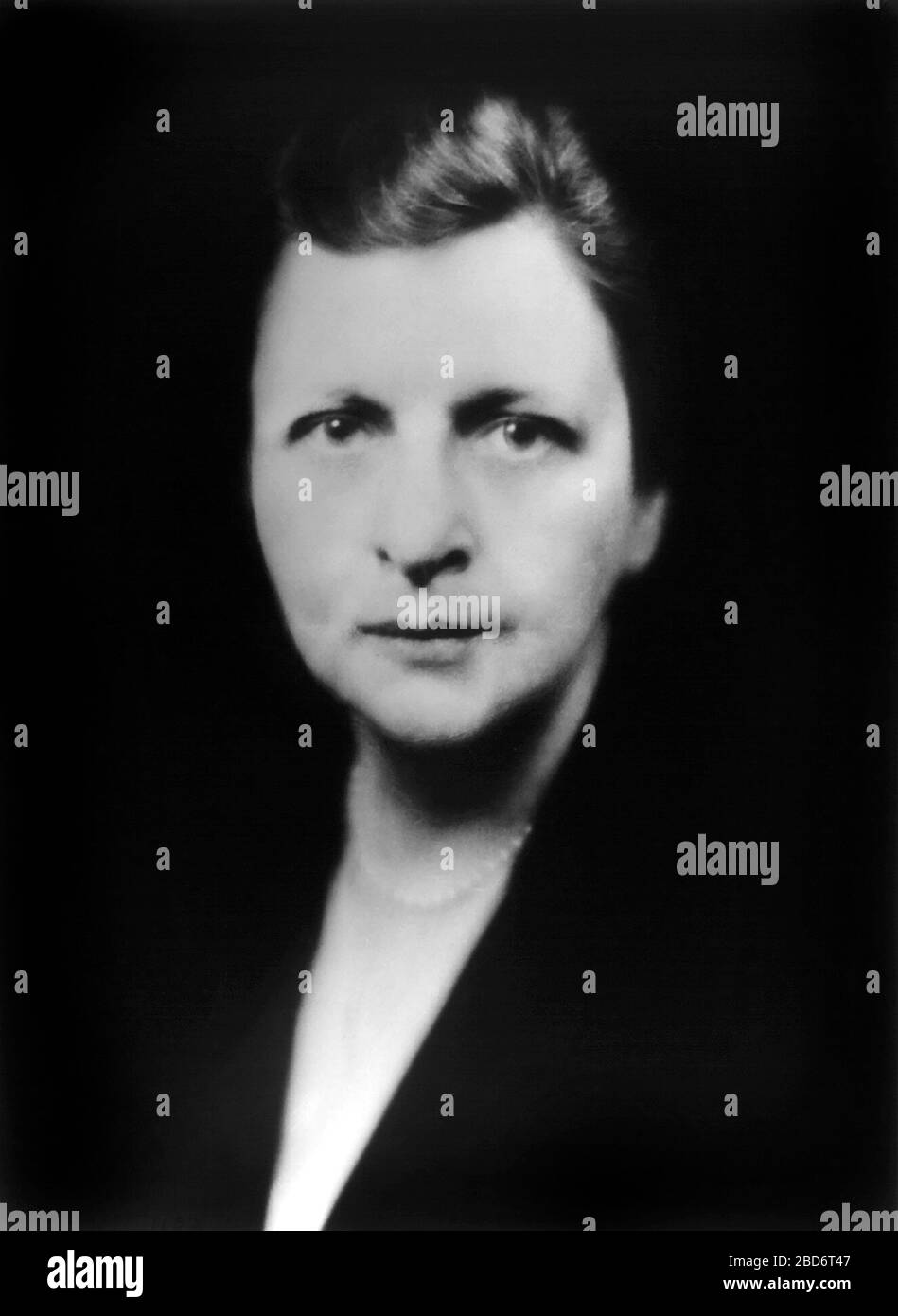 Frances Perkins (1880-1965), amerikanische Soziologin und Worters-Rights-Advocate, war 1933-1945 als US-amerikanische Arbeitsministerin tätig, erste Frau, die in das US-Kabinett berufen wurde, "Head and Shoulders Portrait", 1932 Stockfoto