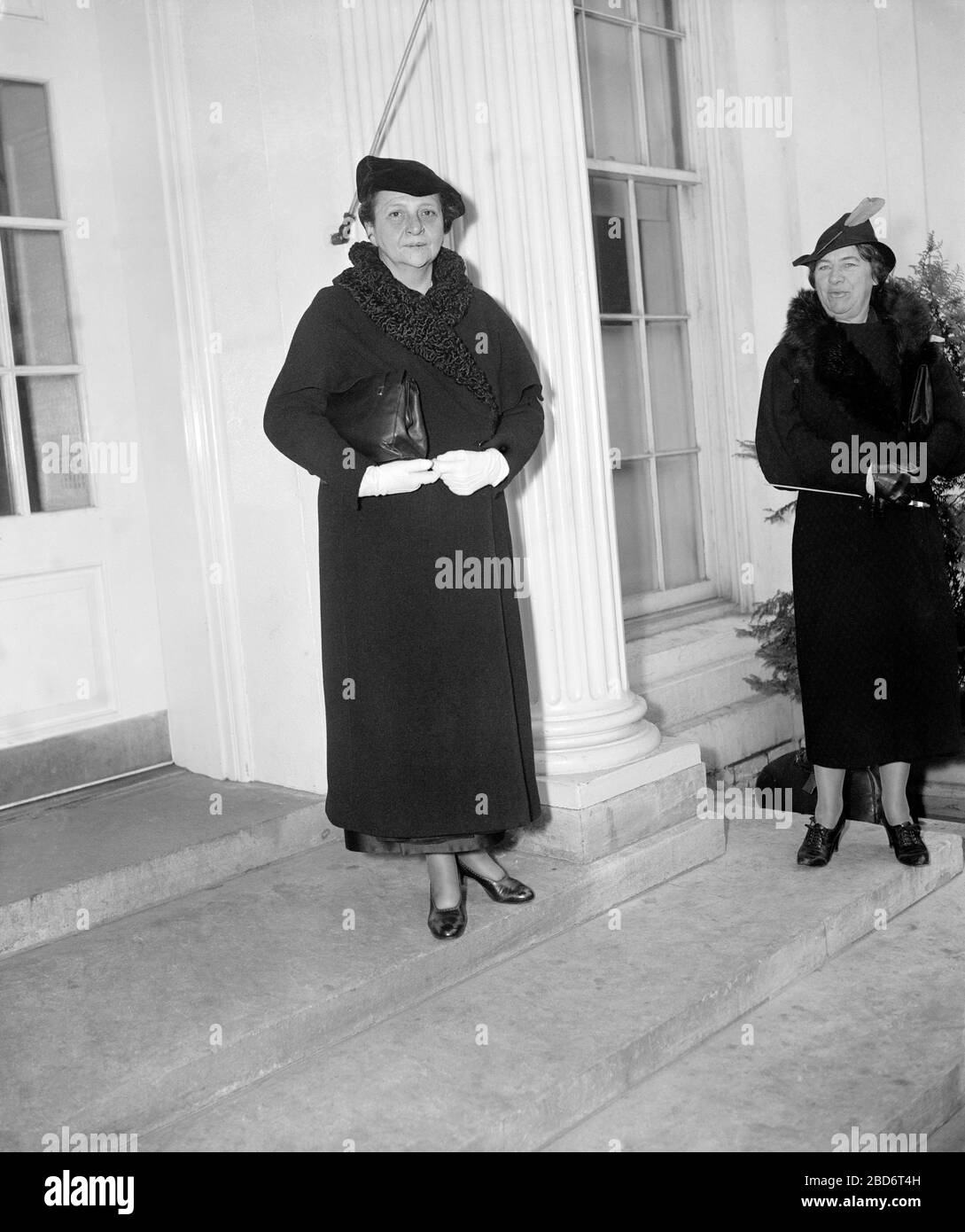 US-Arbeitsministerin Frances Perkins verlässt das Weiße Haus nach der kürzlichen Konferenz mit US-Präsident Franklin Roosevelt, Washington, D.C., USA, Harris & Ewing, 27. November 1937 Stockfoto