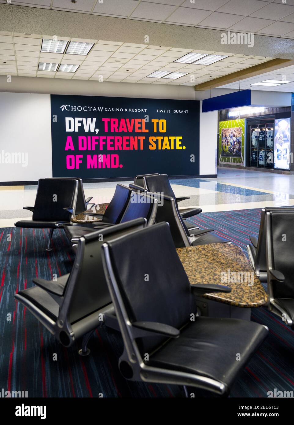 Leere Stühle am Dallas Fort Worth International Airport Terminal während der Coronavirus COVID-19 Pandemie. Stockfoto