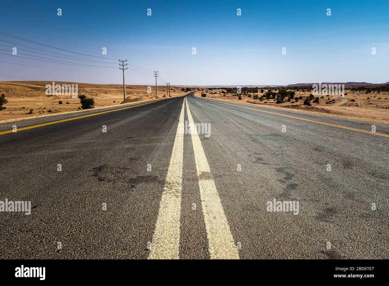 Lange Straße auf der Wüstenseite - Rand der Weltreise - Riad, Saudi-Arabien. Am 8. November 2019 angeklickt. Stockfoto