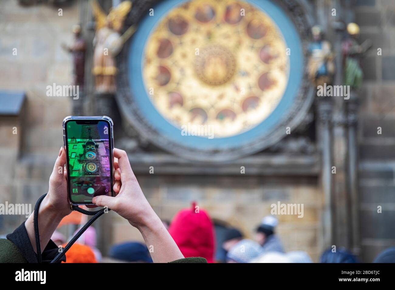 Foto der astronomischen Uhr mit Smartphone, Altstädter Rathaus, Prag, Tschechische Republik Stockfoto