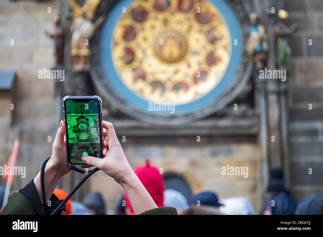 Foto der astronomischen Uhr mit Smartphone, Altstädter Rathaus, Prag, Tschechische Republik Stockfoto