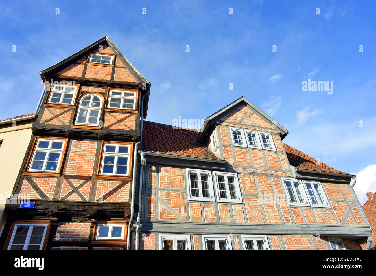 Traditionelle typische Häuser und Fachwerkfassaden in der Stadt Quedlinburg Stockfoto