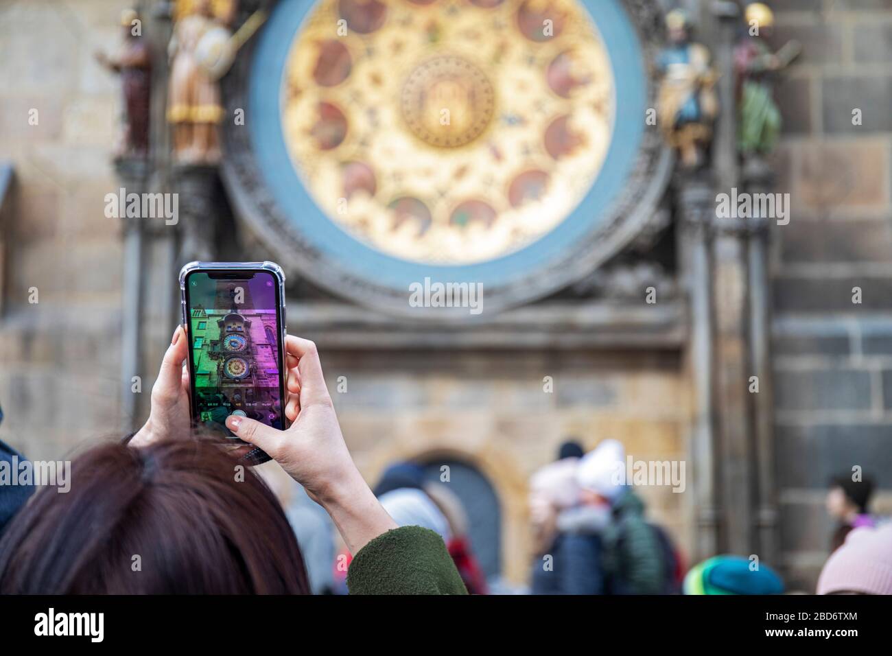 Foto der astronomischen Uhr mit Smartphone, Altstädter Rathaus, Prag, Tschechische Republik Stockfoto