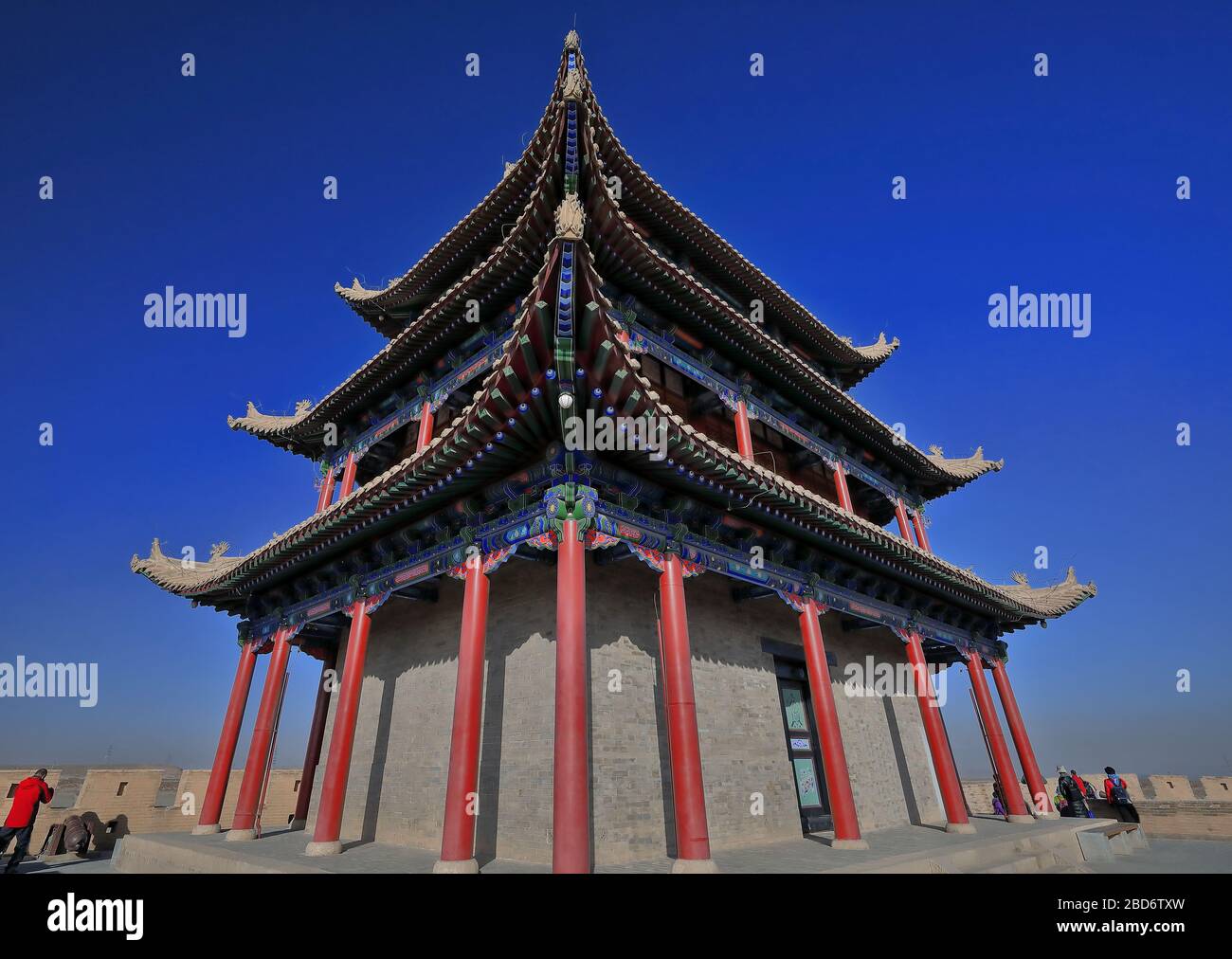 Umgedrehte Traufe-chiwen und chishou kunstvoll-Xieshan Dach-Tor der Seufzer Turm-Jiayuguan Festung-Gansu-China-0769 Stockfoto