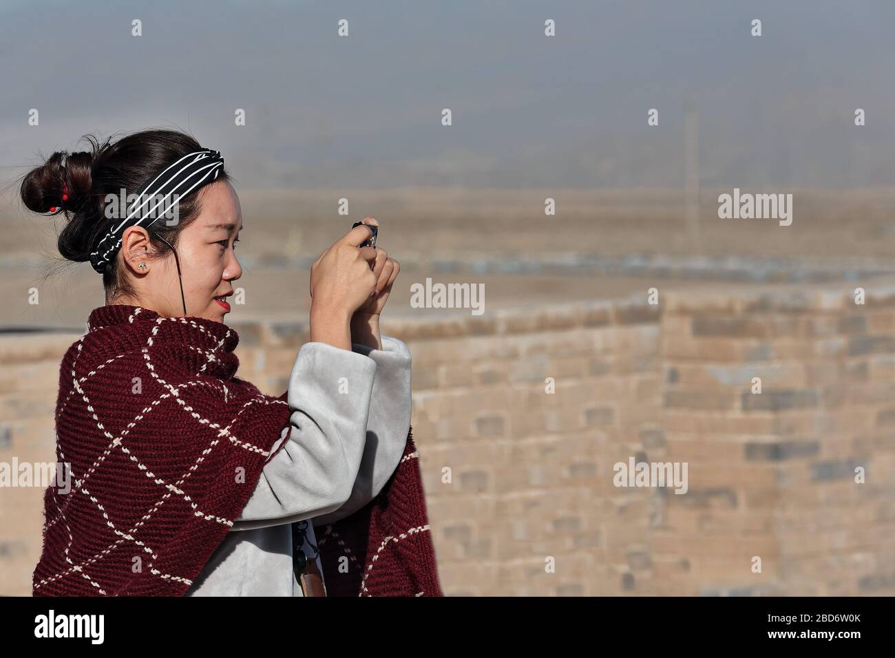 Stilvolle chinesische Frau-Foto-Kamera in Hand-Jiayu Guan Pass Festung-Jiayuguan Stadt-Gansu-China-0775 Stockfoto