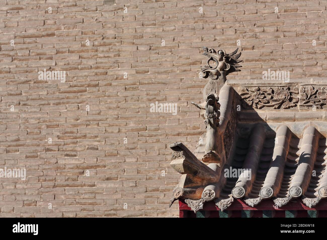 Verzierte Dach-Innenstadtziegel Wand-hornlose Drachen-Blumen-Motiv. Jiayu Guan Pass-Jiayuguan-Gansu-China-0782 Stockfoto