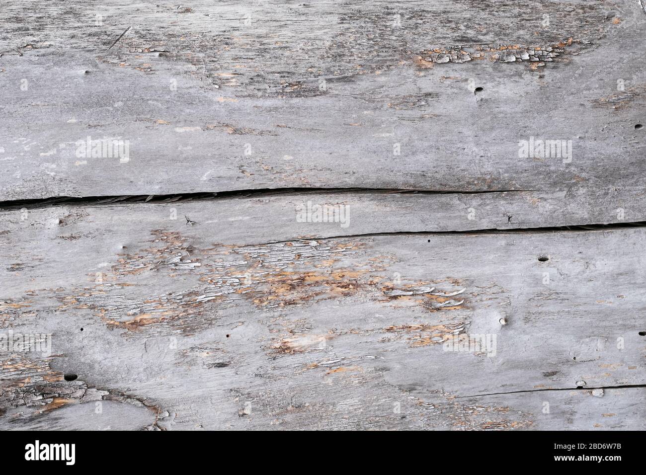 Gerissene graue Sperrholz, Hintergrund mit alter Holzstruktur. Verschmutztes Papier, alter Holzrahmen. Schäbige Böden, verkratztes Brett. Grunge Wand Stockfoto