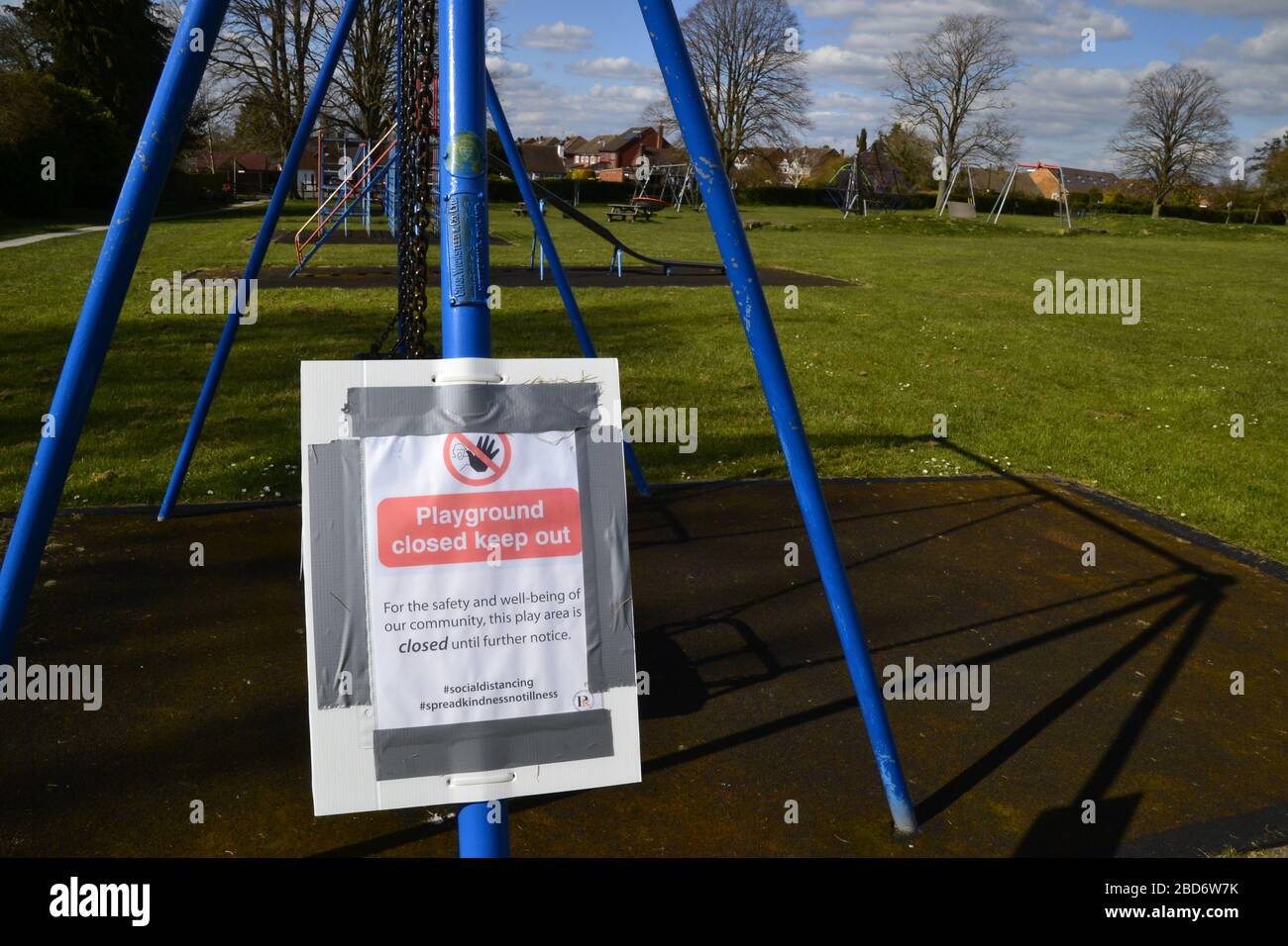 Der Spielplatz in Princes Risborough ist wegen Coronavirus Sperrens geschlossen. Buckinghamshire, Großbritannien. Schild lautet: Spielplatz geschlossen. Eintritt nicht möglich. Stockfoto