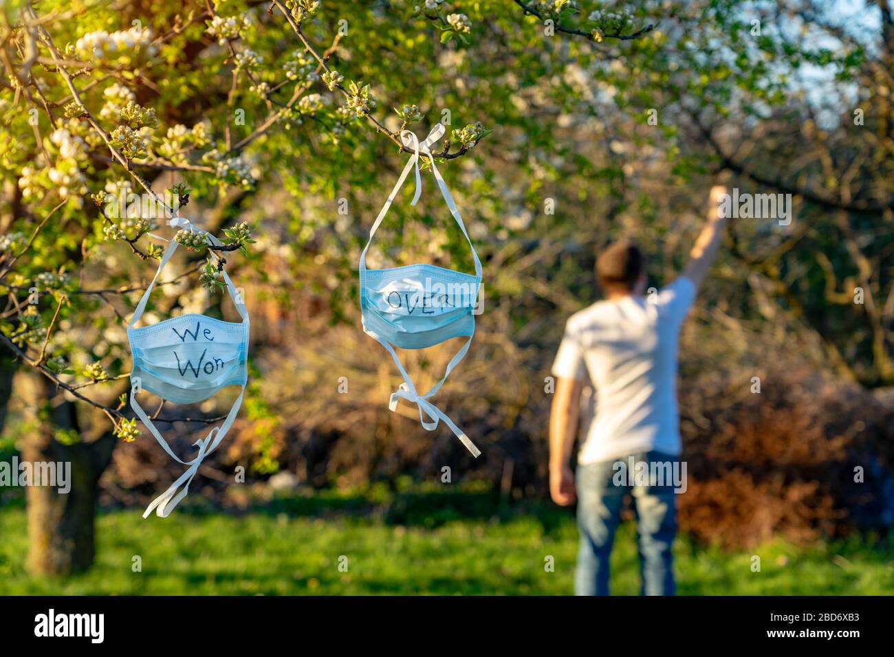 Coronavirus ist über uns gewonnen Konzept der Mensch ist glücklich und frei er kann seine Masken hinter sich lassen. Stockfoto