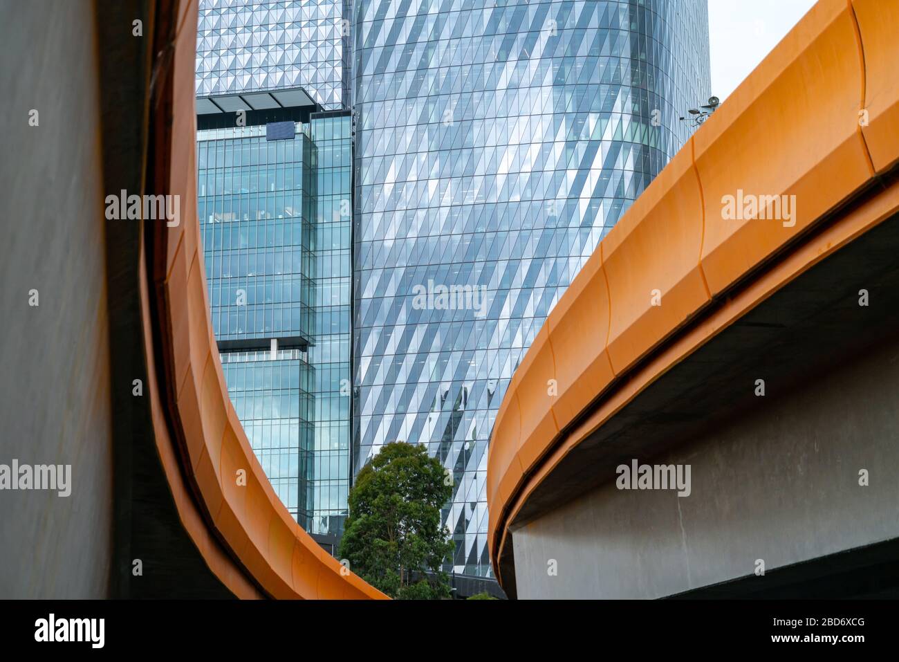 Melbourne Australia - 13. März 2020; Gebäude in Melbourne durch die geschwungene und konvergierende orangefarbene Seite der Charles Grimes Bridge über den Yarra River. Stockfoto